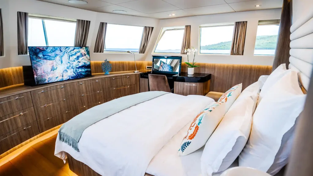 dream yacht charter master cabin