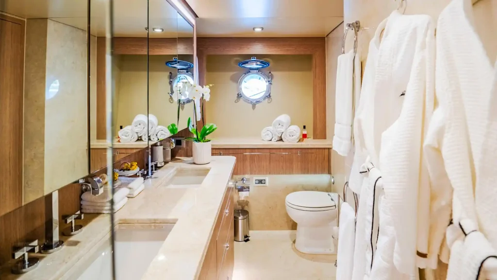 dream yacht charter master en suite