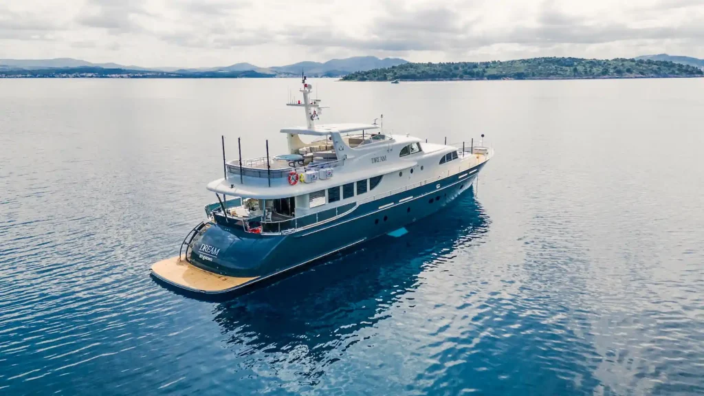 dream yacht charter side view
