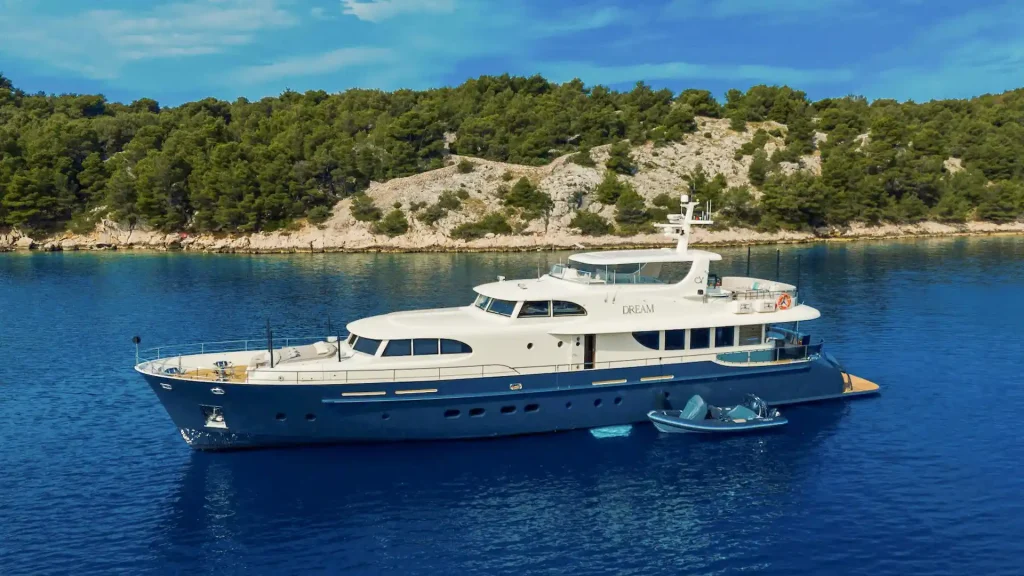 dream yacht charter starboard side