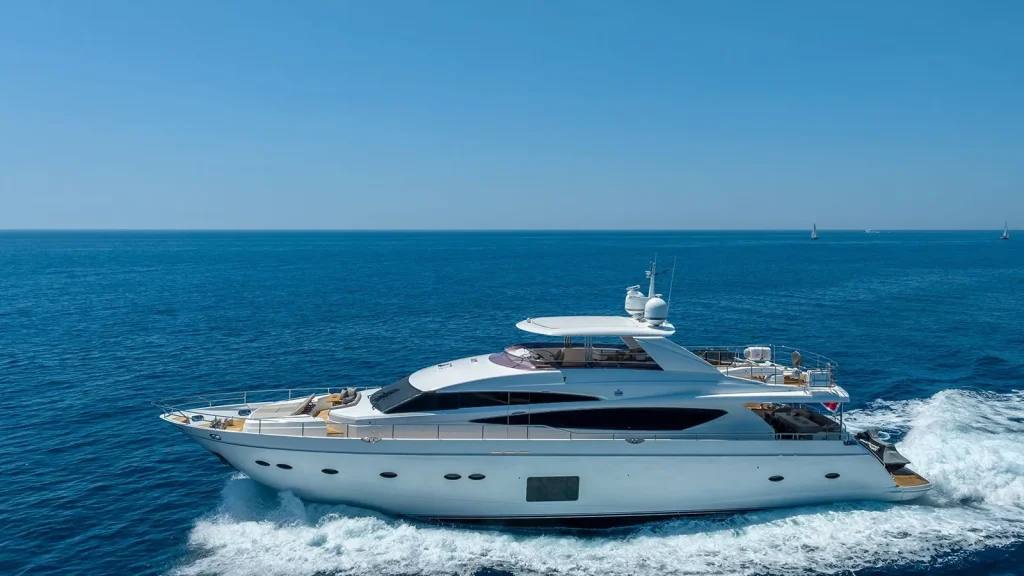 experience yacht charter at full speed