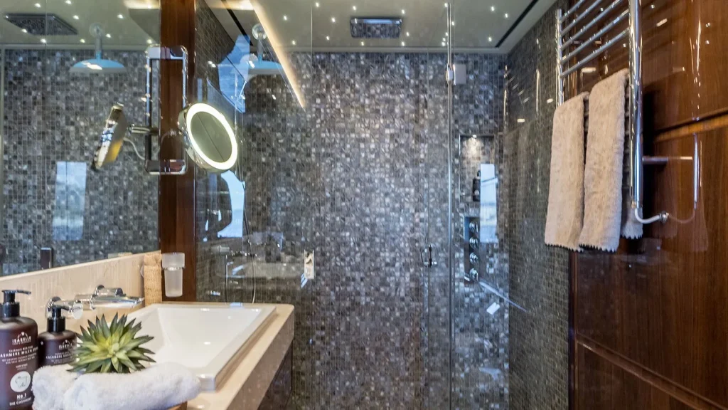 experience yacht charter master en suite