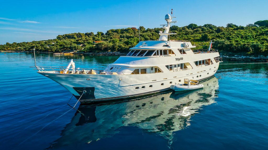 to je to yacht charter at anchor