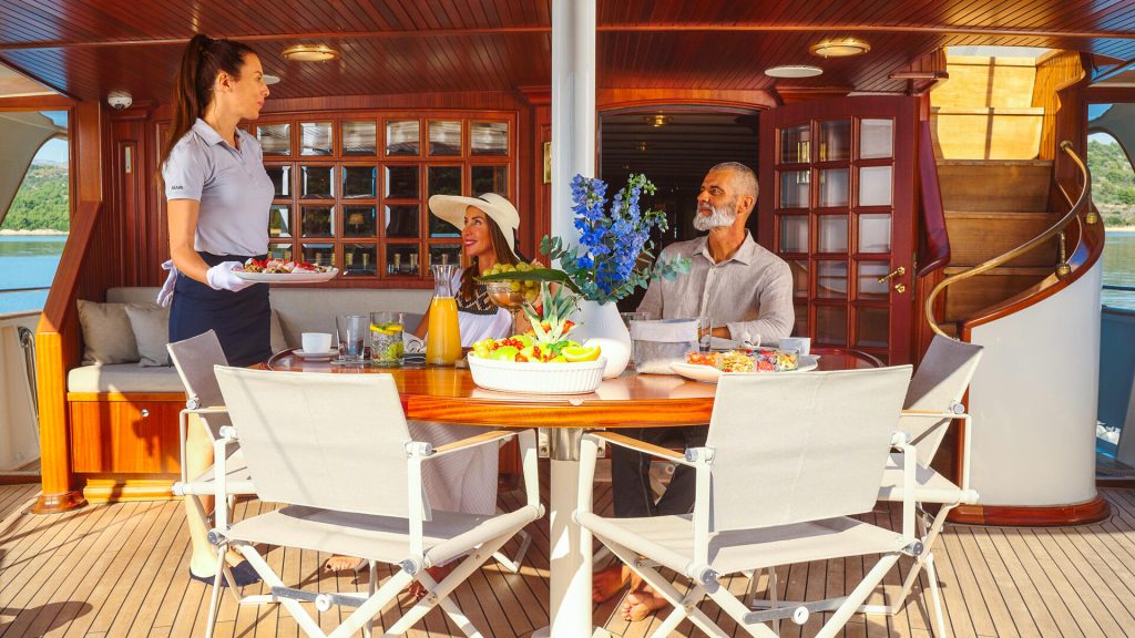 to je to yacht charter breakfast on deck
