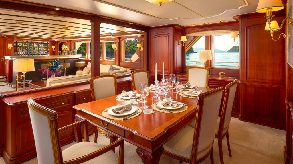 to je to yacht charter dining area
