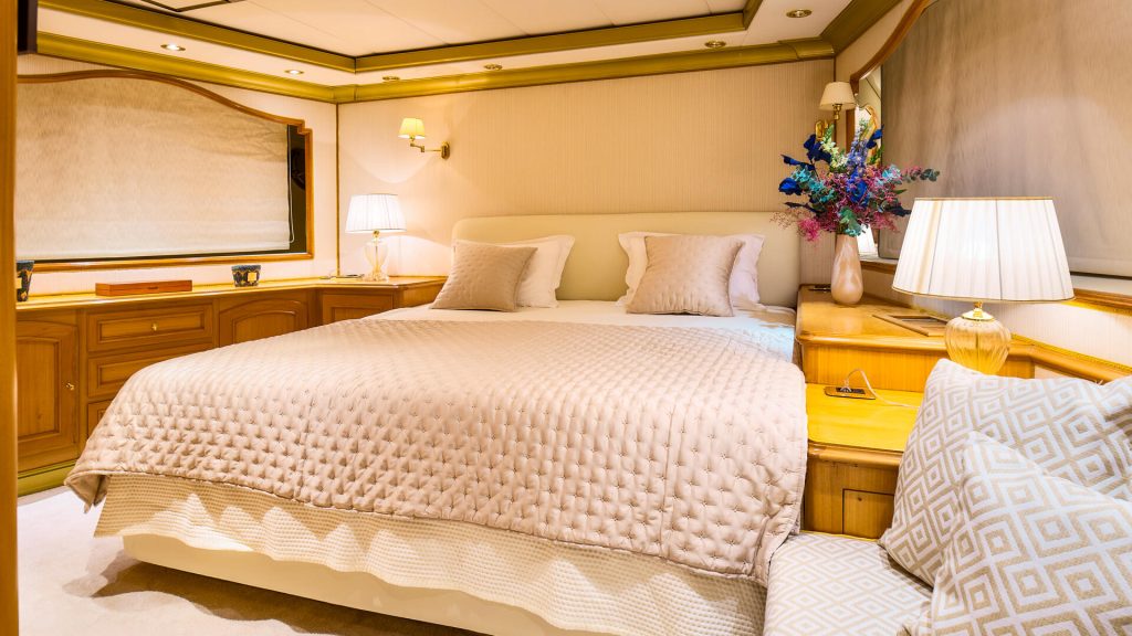 to je to yacht charter double cabin berth
