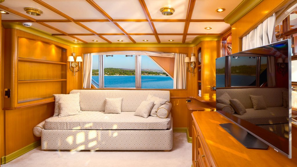 to je to yacht charter double cabin side view