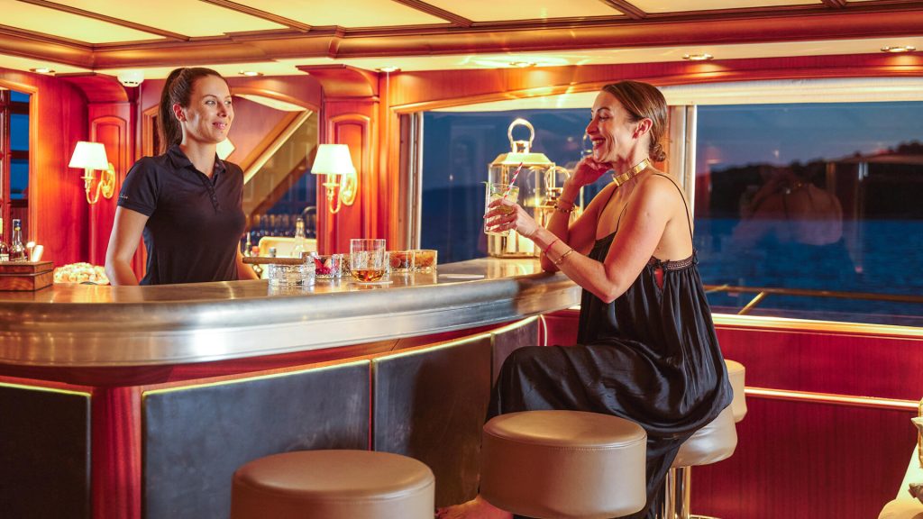 to je to yacht charter guest at a bar