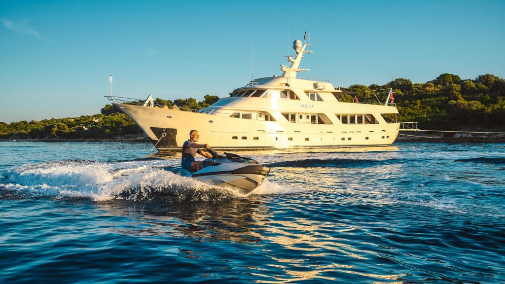 to je to yacht charter jet ski ride