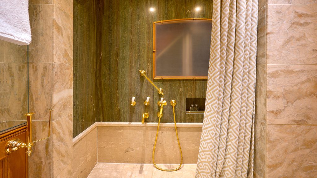 to je to yacht charter master en suite