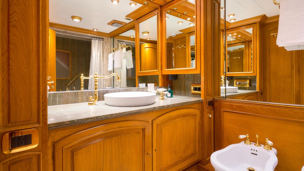 to je to yacht charter master en suite view