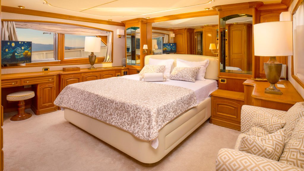 to je to yacht charter master suite