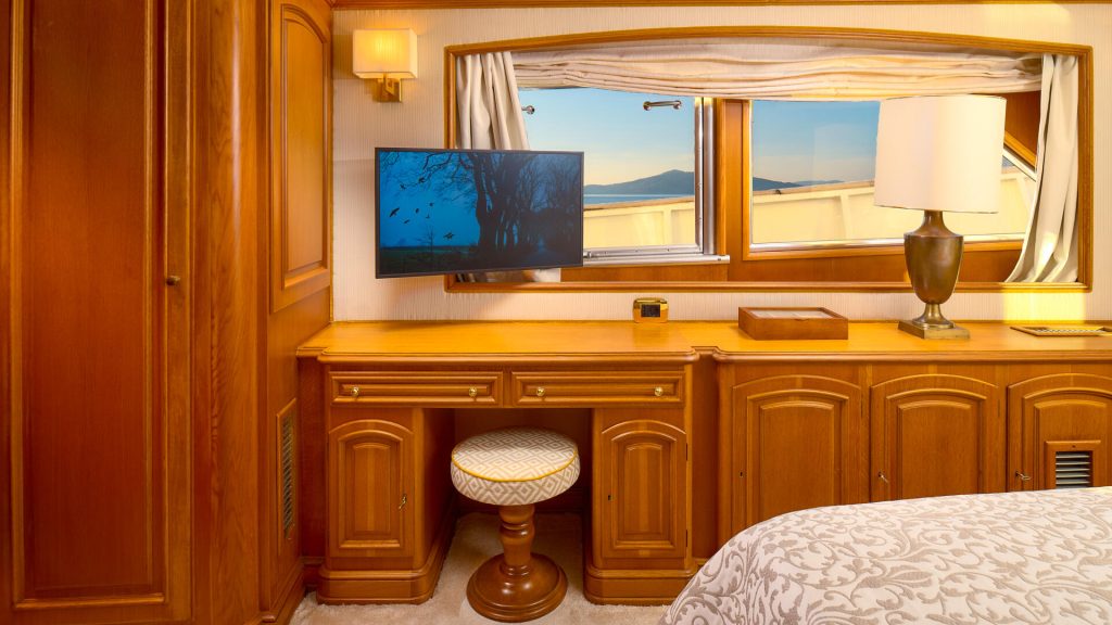 to je to yacht charter master suite vanity desk