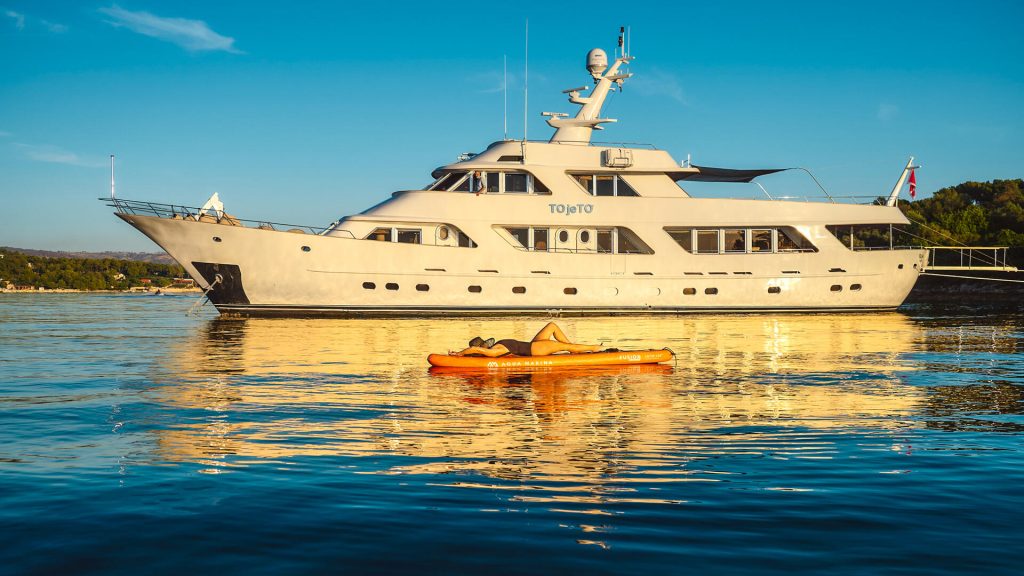 to je to yacht charter port side