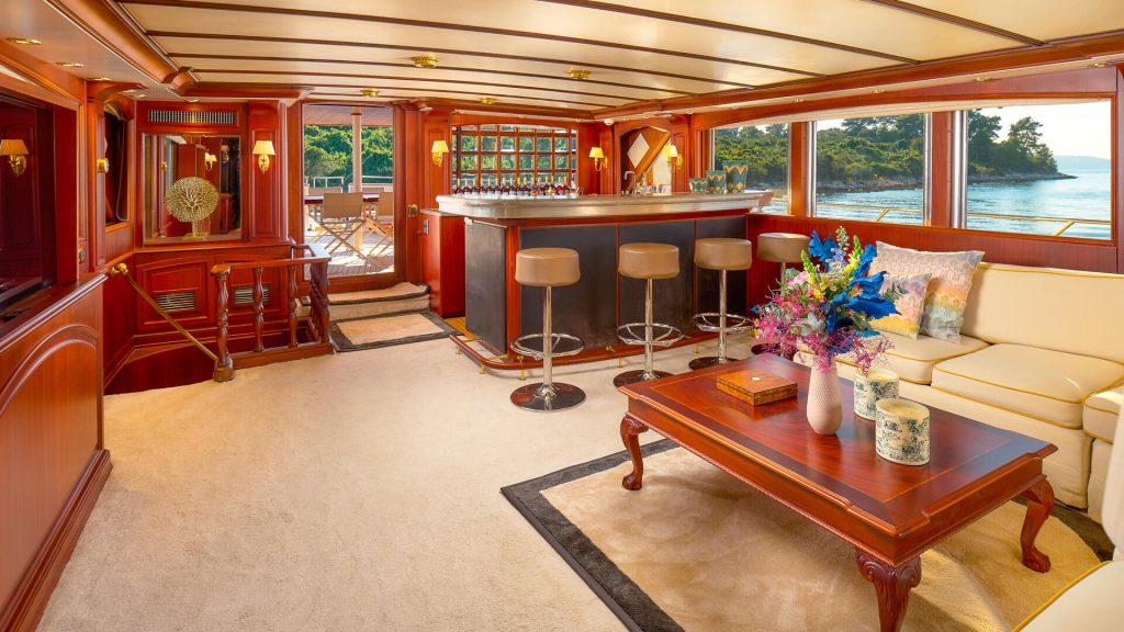 to je to yacht charter salon lounge area