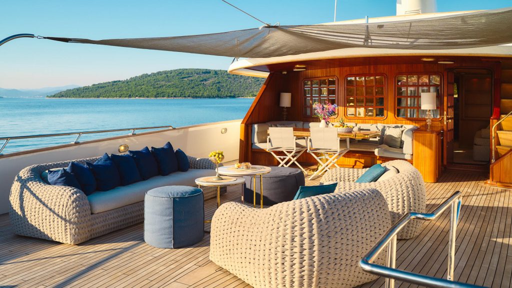 to je to yacht charter seating area sundeck