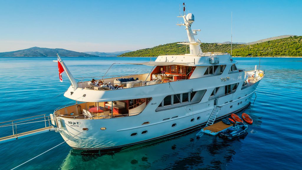 to je to yacht charter starboard side