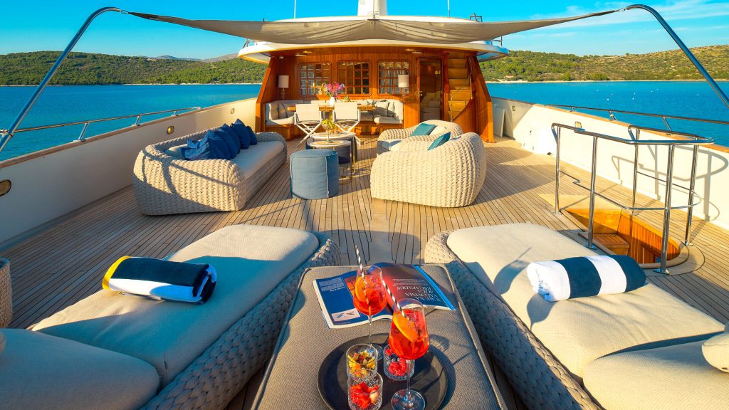 to je to yacht charter sundeck