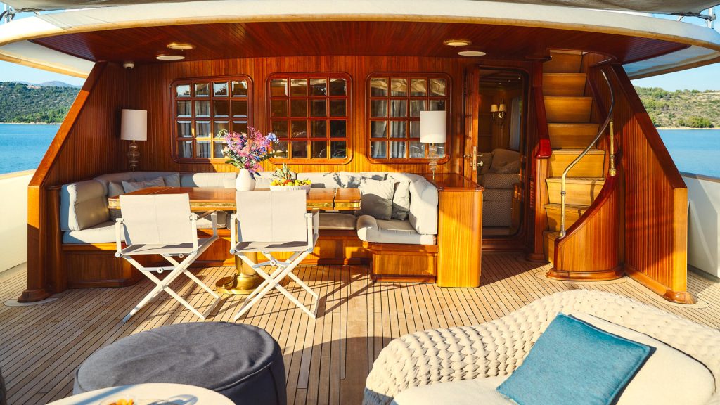 to je to yacht charter sundeck dining area