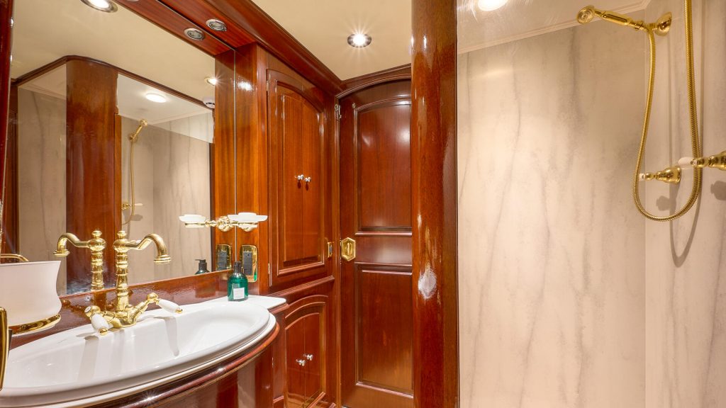 to je to yacht charter upper deck bathroom
