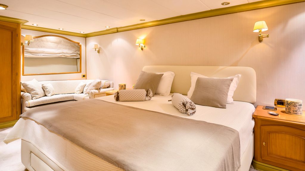 to je to yacht charter vip cabin
