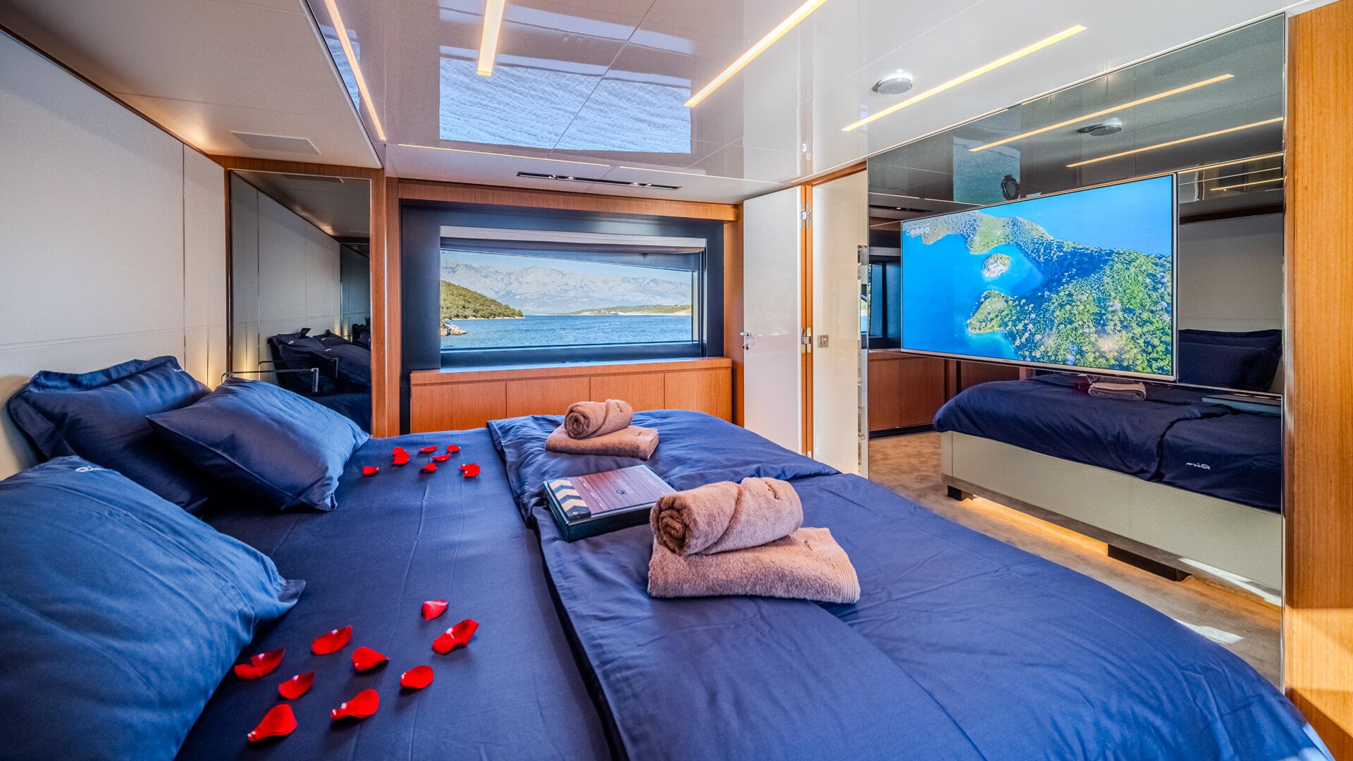 NO STRESS Yacht Charter Main Deck Master TV NO STRESS Yacht Charter Main Deck Master TV