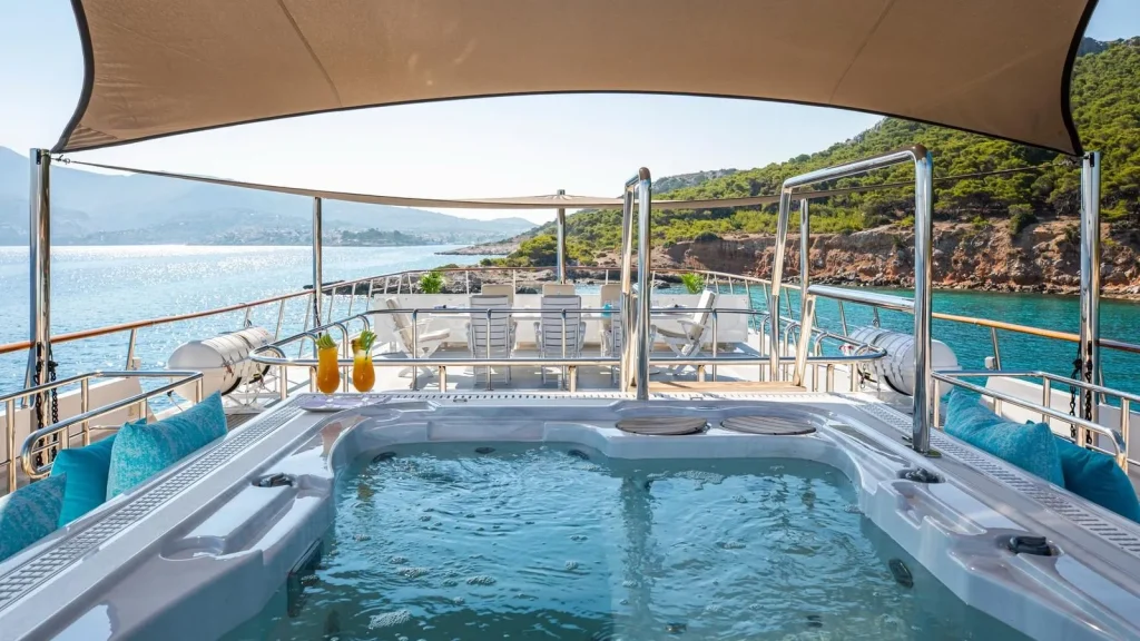 victory yacht charter jacuzzi