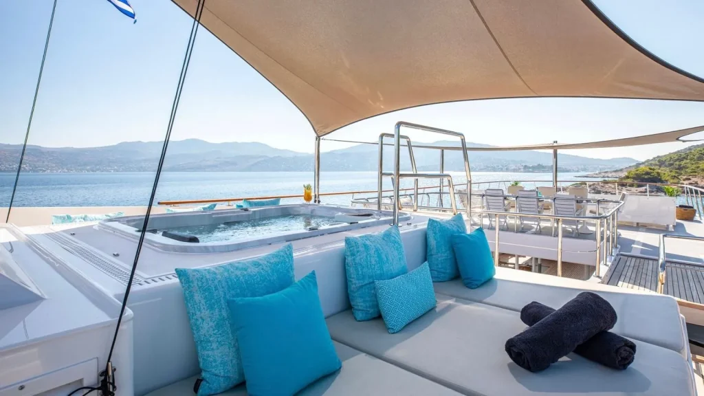 victory yacht charter jacuzzi lounge